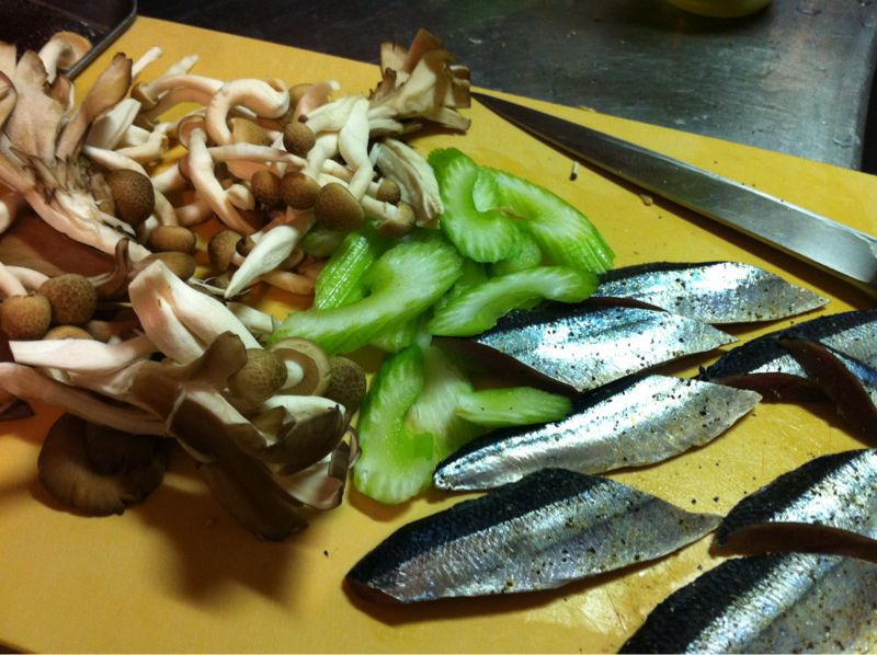 グリルで秋刀魚とキノコとセロリのアヒージョ簡単美味しい！ : ガス 