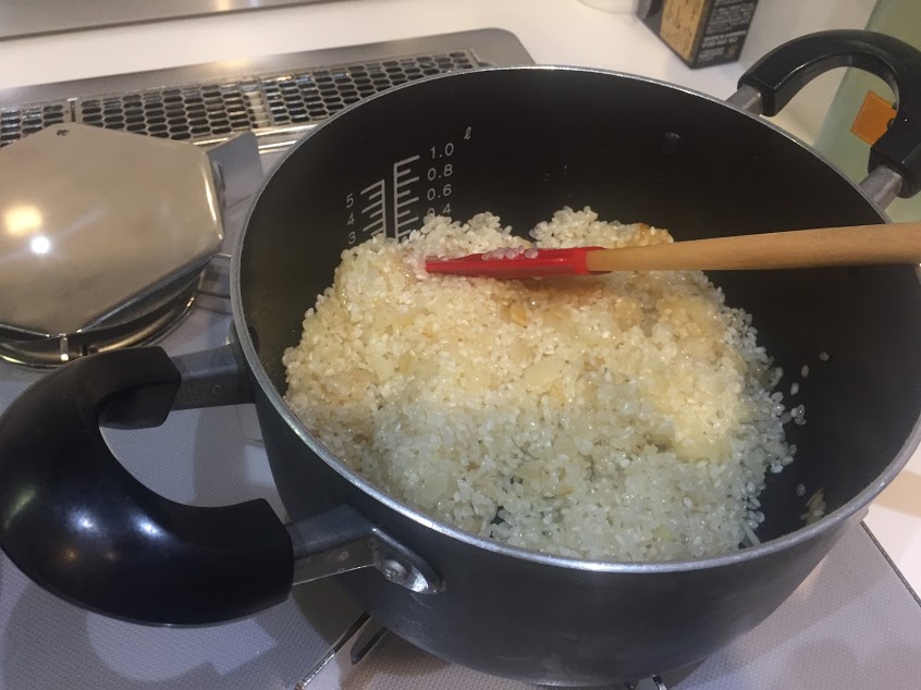 リゾットにするお米を炒める