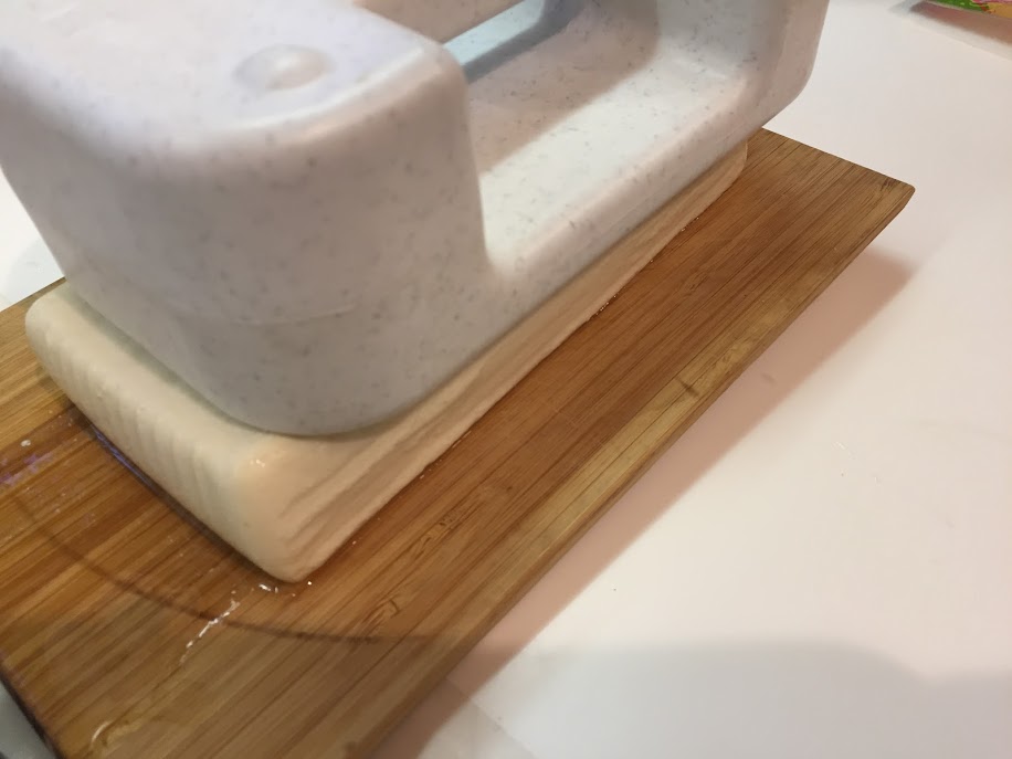 木綿豆腐を水切りしているところ