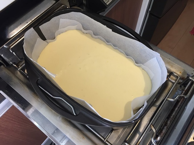ダッチオーブンにクリームチーズを流し込んだ写真