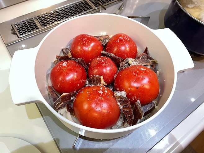 リンナイレジェロに玉ねぎとトマトとハムを敷き詰めた写真