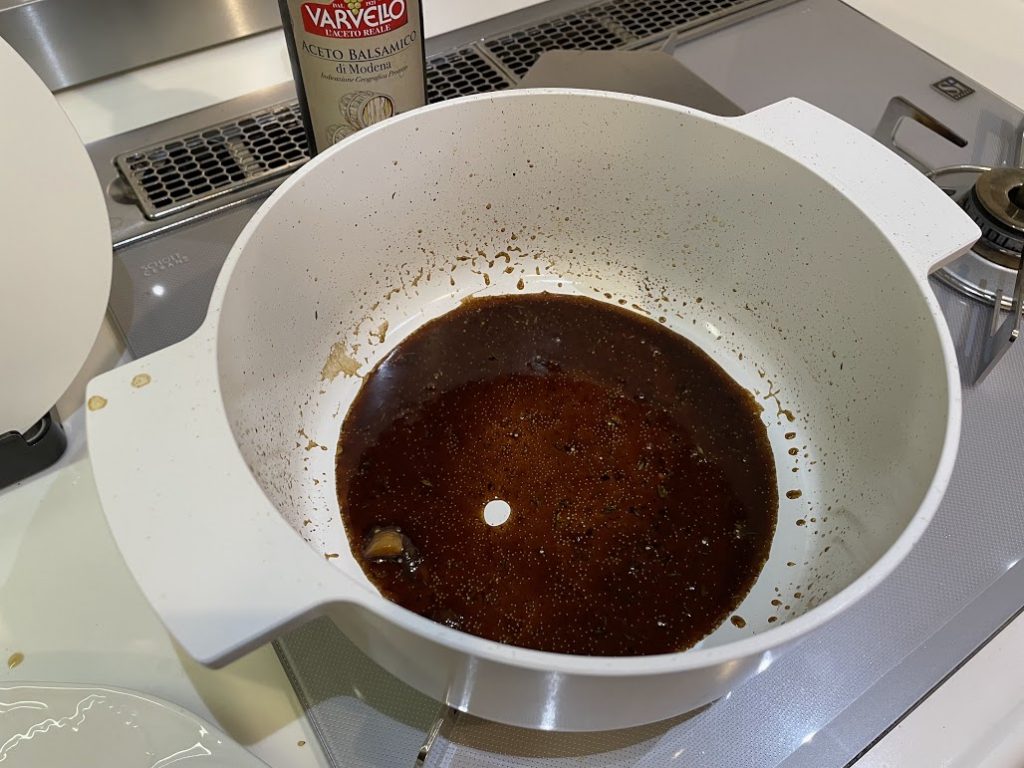 バルサミコ酢を煮詰めてソースを作る