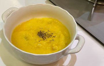 バターかぼちゃスープを皿に盛った写真
