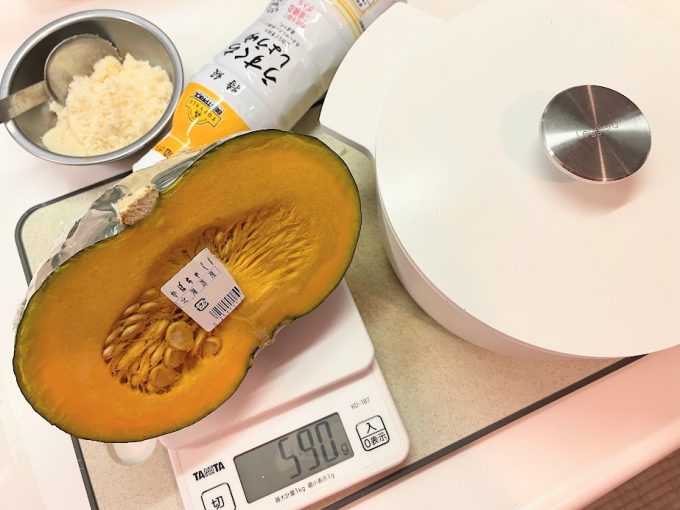 鈴木登紀子先生のレシピで作るかぼちゃの煮物の材料を撮った写真